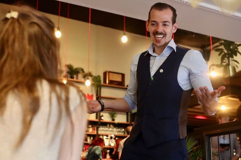 Bart Uriot van Tafelgoochelaarhuren.nl met open armen en een lach