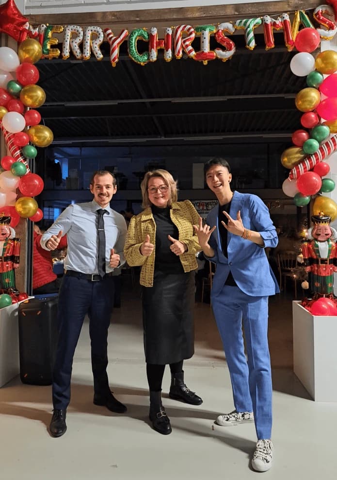 Blije klant met goochelaars tijdens een event